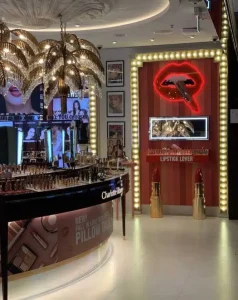 magasin avec néon rouge
