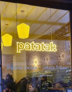 Patatak-vitrine-suspension-plafond-blanc-chaud-2.jpg