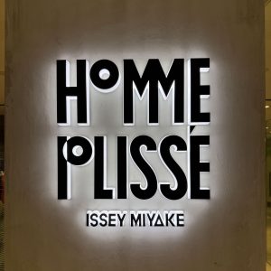 frontlit_white_HOMME-PLISSE.jpg
