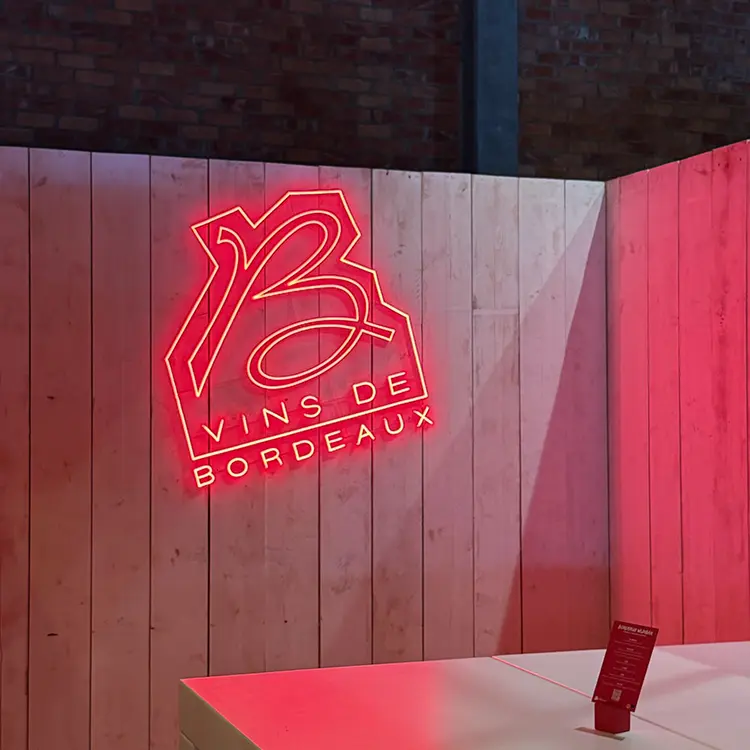 Neon LED personnalisable pour stand et salon professionnel